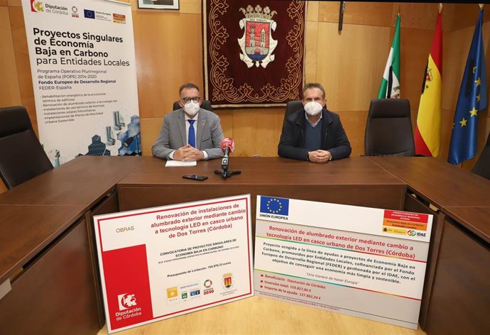 Juan Díaz y Manuel Torres durante la presentación de la actuación en el Ayuntamiento de Dos Torres (Córdoba).