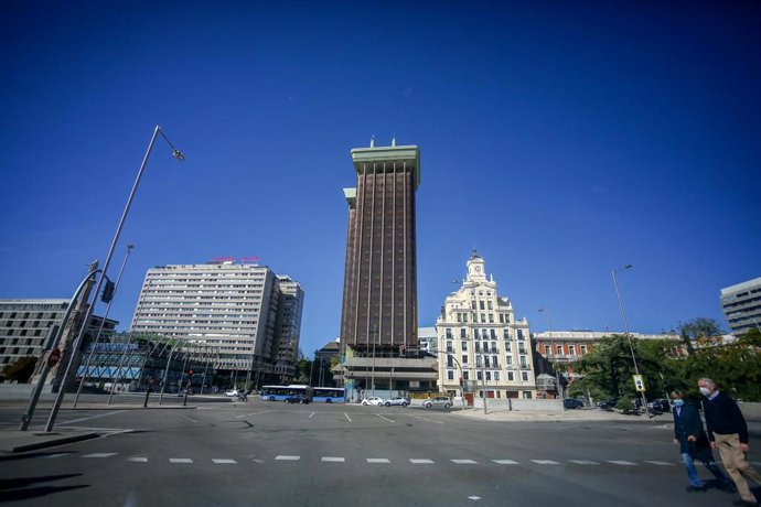 Fachada de las Torres Colón con su emblemático 'enchufe'