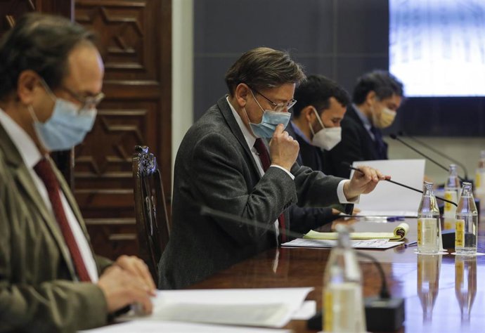 (I-D) El conseller de Hacienda, Vicent Soler, el president de la Generalitat, Ximo Puig, y el conseller de Educación, Vicent Marz