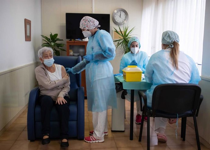 La residencia Somontano de Barbastro recibe la segunda dosis de la vacuna contra la COVID-19.