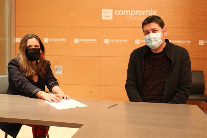 La portavoz adjunta de Compromís en Les Corts Valencianes, Mnica Álvaro, y el diputado de la coalición Josep Nadal