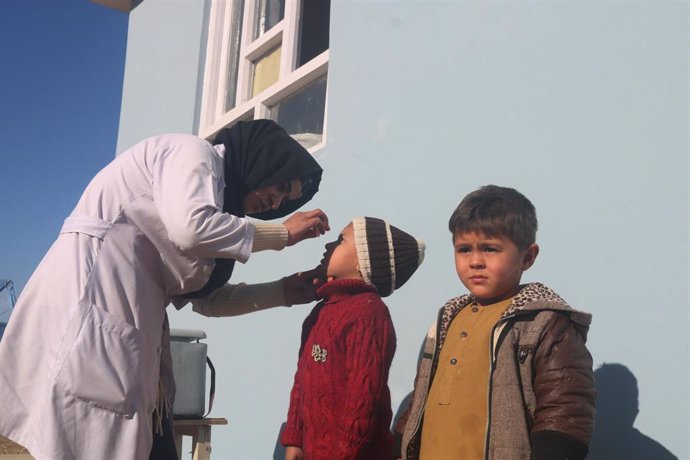 Una sanitaria administra una vacuna a un niño durante la primera campaña contra la polio de 2021