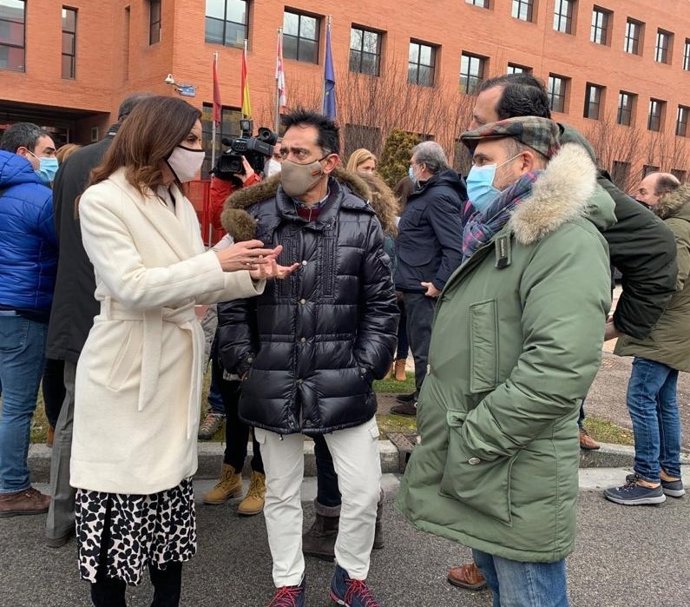 La consejera de Empleo de la Junta, Ana Carlota Amigo, conversa con hosteleros.