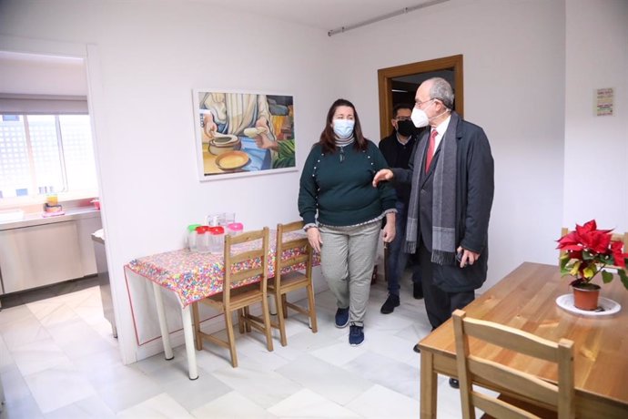 El alcalde de Málaga, Francisco de la Torre, visita el proyecto Emaús, un centro temporal de acogida de personas maores sin hogar para facilitar su integración