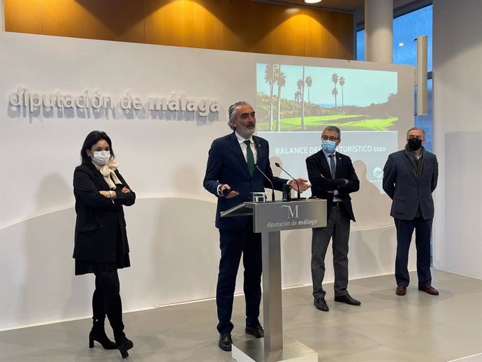 El presidente de Aehcos, Luis Callejón, atiende a los medios de comunicación en una rueda de prensa en la Diputación de Málaga