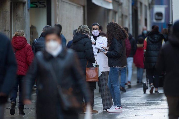 Gente paseando y conversando en la Rua San Pedro en Lugo, tras el levantamiento del cierre perimetral de la ciudad, en Lugo, Galicia (España), a 30 de diciembre de 2020.  Lugo y Ourense serán las dos únicas urbes gallegas sin cierre perimetral en Fin de