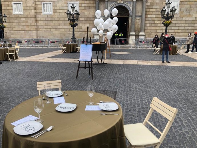Una cincuentena de cocineros km0 de Catalunya se concentran en la plaza de Sant Jaume de Barcelona, el 18 de enero de 2021.