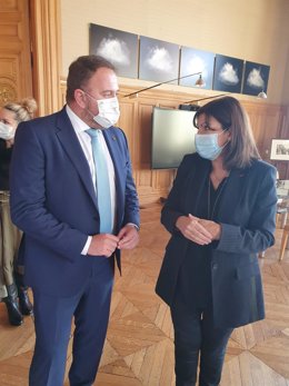 El presidente de Ciudades Patrimonio y alcalde de Mérida con la alcaldesa de París