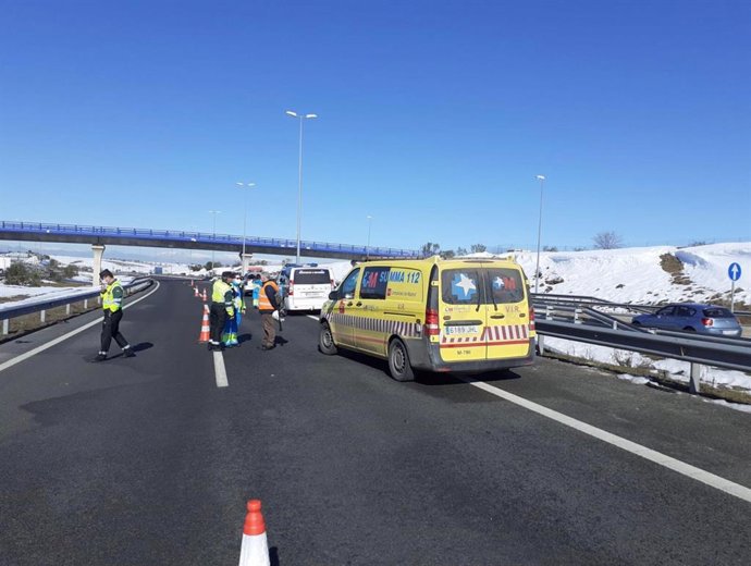 Un operario de grúa muere atropellado por un camión cuando cargaba una furgoneta en la M-50