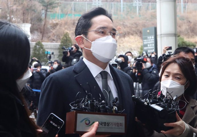 18 January 2021, South Korea, Seoul: Samsung Electronics Co. Vice Chairman Lee Jae-Yong (C)speaks to the media after arriving at the Seoul High Court to attend a sentencing hearing over his bribery scandal. The court sentenced Lee Jae-Yong to 30 months