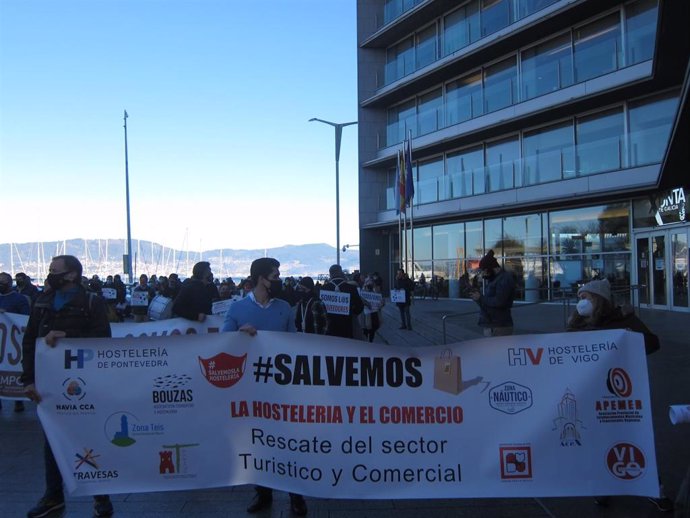 Hosteleros y comerciantes se manifiestan en Vigo ante la Delegación Territorial de la Xunta