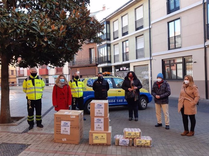 La concejala de Bienestar Social del Ayuntamiento de León, Vera López, ante las cajas de mascarillas donadas para las personas sin hogar.