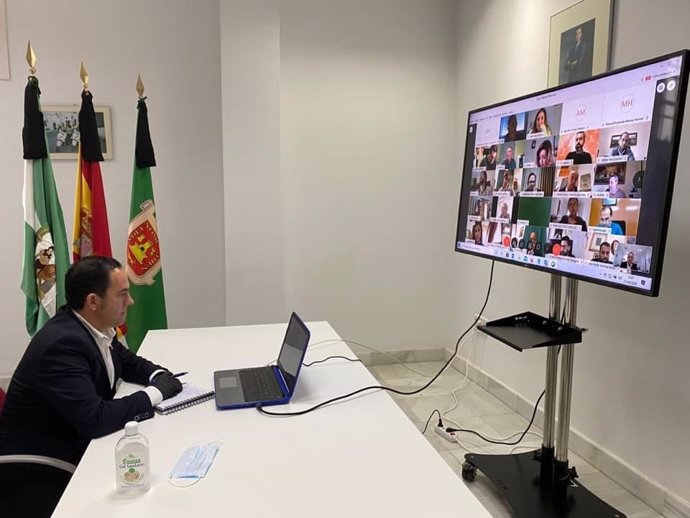 El alcalde de Vejer, Manuel Flor, en una videoconferencia