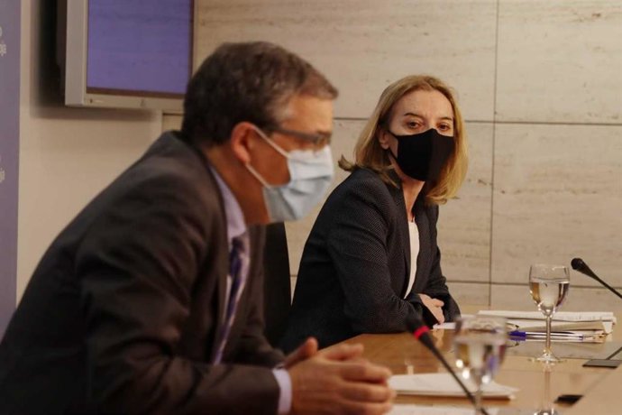 El consejero de Servicios Sociales, Pablo Rubio, y la directora general de Dependencia, María Somalo