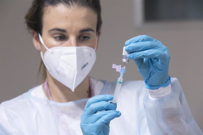 Una enfermera prepara una segunda dosis de la vacuna contra la Covid-19 en el Centro Polivalente de Recursos Residencia Mixta de Gijón.