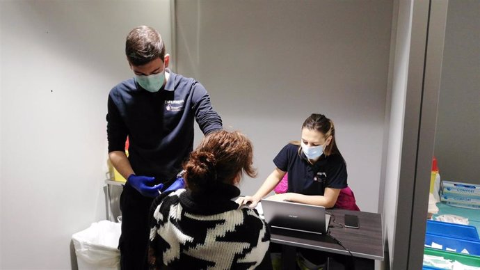 Una profesional sanitaria recibe la vacuna del Covid-19 en las instalaciones de Refena