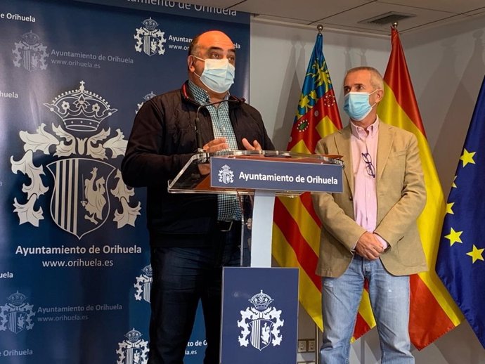 El concejal de Sanidad de Orihuela, José Galiano, y el edil de Emergencias, Víctor Valverde,