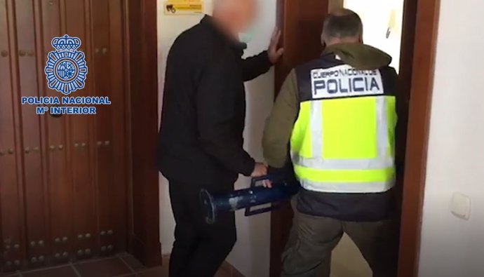 Momento en el que la Policía Nacional entra en casa del fugitivo detenido en Marbella