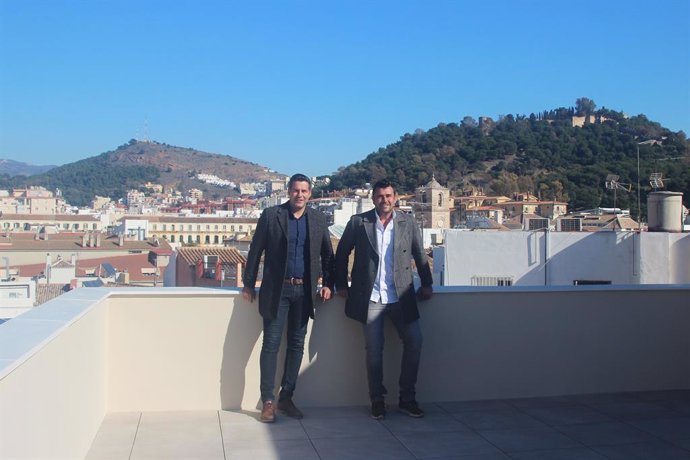 De izquierda a derecha, Juan García y José Manuel Montalvo, dos de los tres socios que forman Grupo Premium, en uno de sus edificios