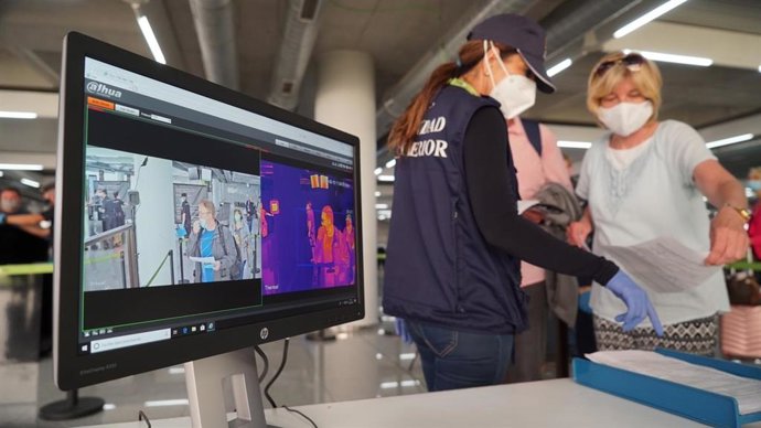 Turistas en el aeropuerto de Palma pasando por controles sanitarios.