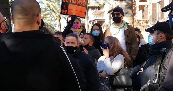 Momento en el que un manifestante con un megáfono llamaba a los demás a acudir en masa al Parlament, en la protesta del pasado 12 de enero en Palma contra el cierre de la hostelería.