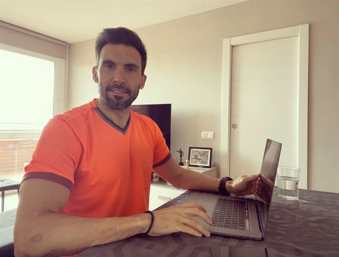 El segundo entrenador del FC Barcelona, Eder Sarabia, en su casa