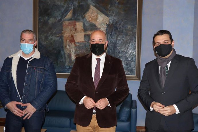 Ruiz (centro), entre Granados y Bellido, en la Diputacón de Córdoba.