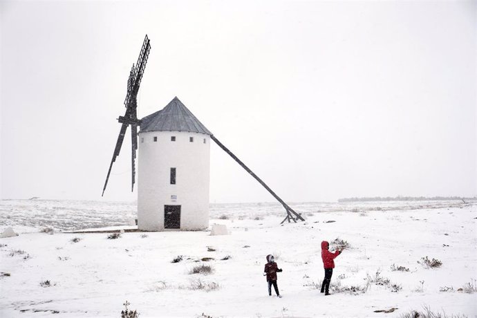Una gran nevada cae sobre Campo de Criptana, en Castilla-La Mancha (España) a 7 de enero de 2021