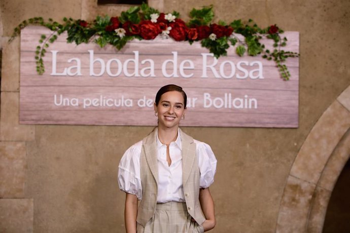 La actriz Paula Usero posa en el photocall de la presentación de la película, 'La boda de Rosa'