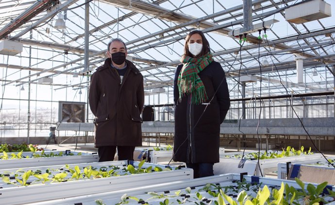 Idoia Ariz y Alfonso Cornejo en la instalación del invernadero realizada en el marco del proyecto