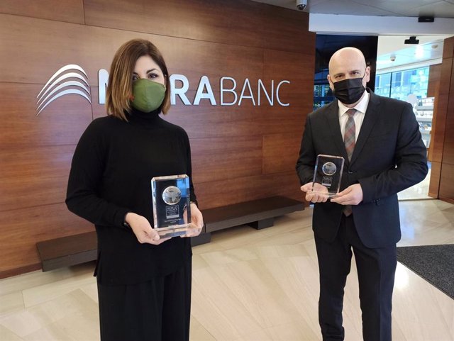 Jessica Reynoso, directora de Innovación Digital y Experiencia de Cliente de MoraBanc, e Ignasi Martín, director del área Experincia Global de Cliente, sostienen los premios.