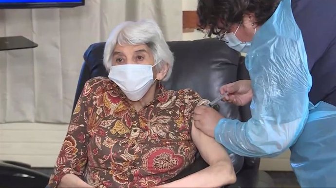 Chile comienza a vacunar a los adultos mayores con Laura Areyuna, de 76 años.