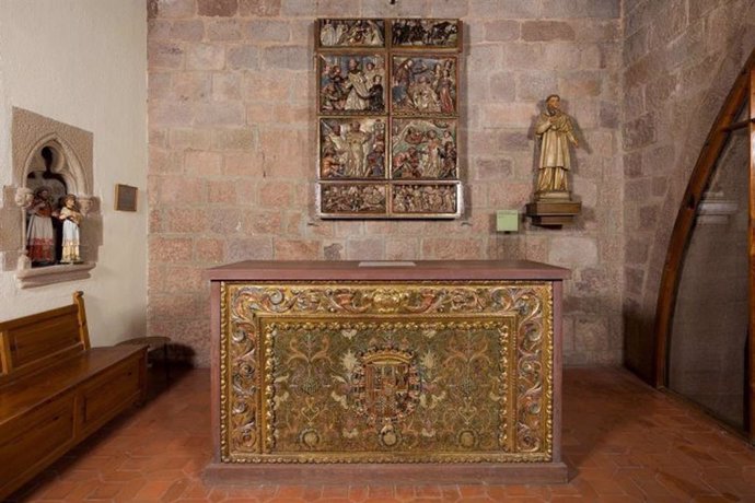 El retablo de Sant Ramon lo llevó a cabo el escultor manresano Pau Sunyer y de la doradura se encargó del platero local Magí Torrabruna.