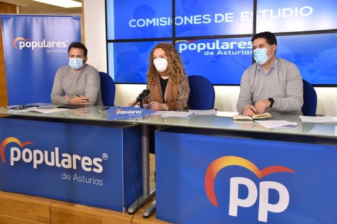 La presidenta del PP de Asturias, Teresa Mallada, en el centro.