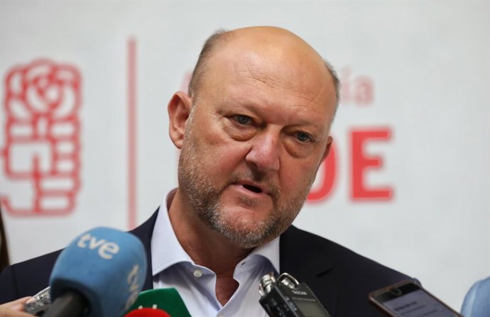 El secretario de Mundo Rural, Política Agraria y Pesca del PSOE de Andalucía, Antonio Pradas, atendiendo a los periodistas