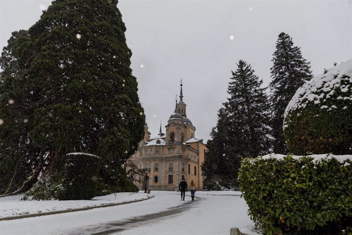 El palacio real de la Granja de San Ildefonso en Segovia, nevado tras el paso de la borrasca Filomena