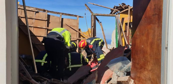 Agentes del Consorcio de Bomberos de Tenerife rescatan a un hombre tras la caída del techo de su casa en Icod
