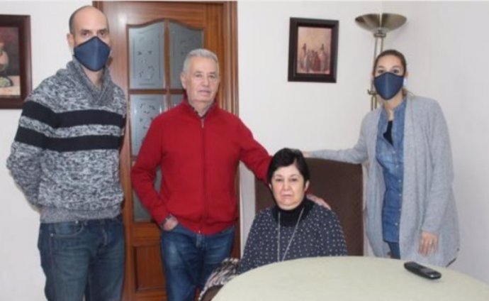 La familia de Teresa Muñoz Albalá, de Aguilar de la Frontera (Córdoba), que tiene 62 años y sufre esclerosis múltiple.