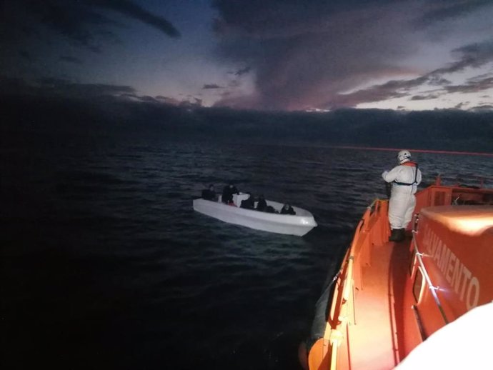 Imagen de la operación de rescate de una patera en alta mar