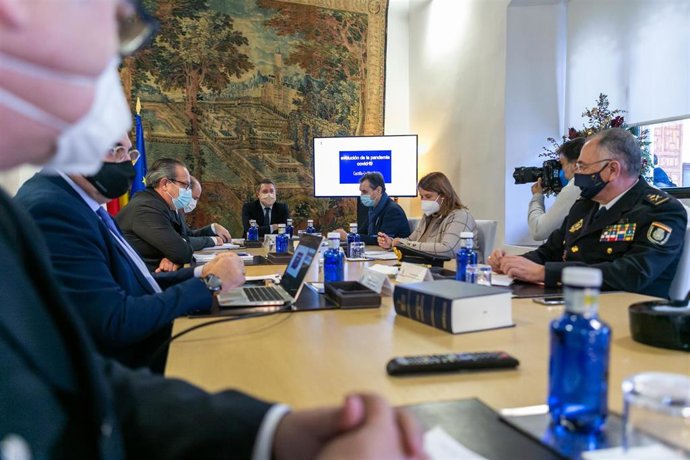 El presidente de Castilla-La Mancha, Emiliano García-Page, se reúne con el delegado del Gobierno en la región, Francisco Tierraseca, la presidenta de la FEMP de Castilla-La Mancha, Tita García-Élez y los responsables de las Fuerzas y Cuerpos de Segurida