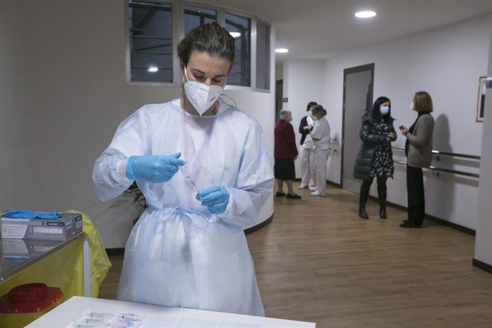 Una enfermera de Atención Primaria del área sanitaria V, Lara Menéndez prepara la segunda dosis de la vacuna Pfizer-BioNTech contra el coronavirus en el Centro Polivalente de Recursos Residencia Mixta de Gijón.