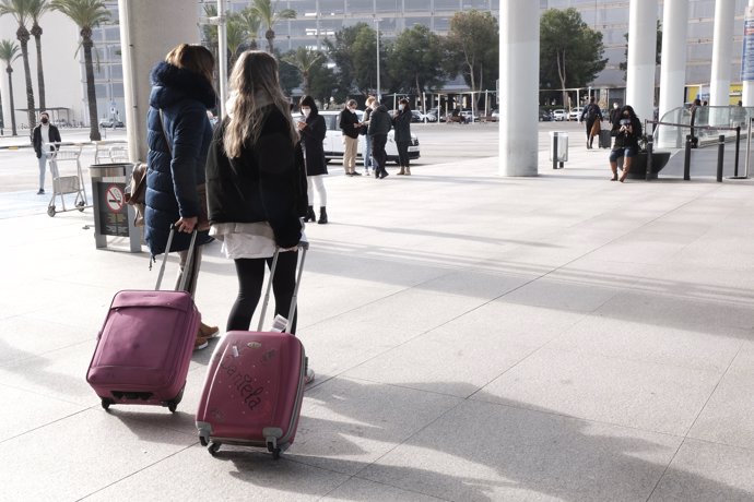 Varias personas a las afueras del aeropuerto de Palma de Mallorca (Islas Baleares), a 20 de diciembre de 2020.