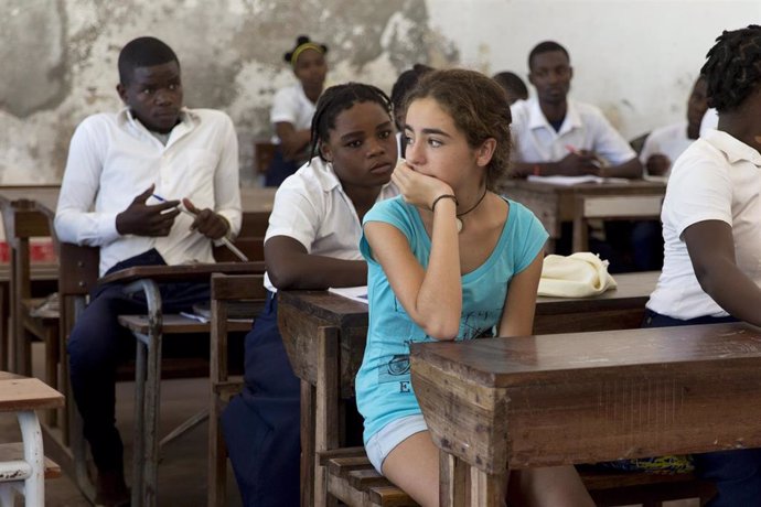 La joven Marta Borrell, de 14 años, viajó a Mozambique para conocer de primera mano la educación en los países en vías de desarrollo; una experiencia que ahora llega al cine en forma del documental 'Una luz en la oscuridad'.