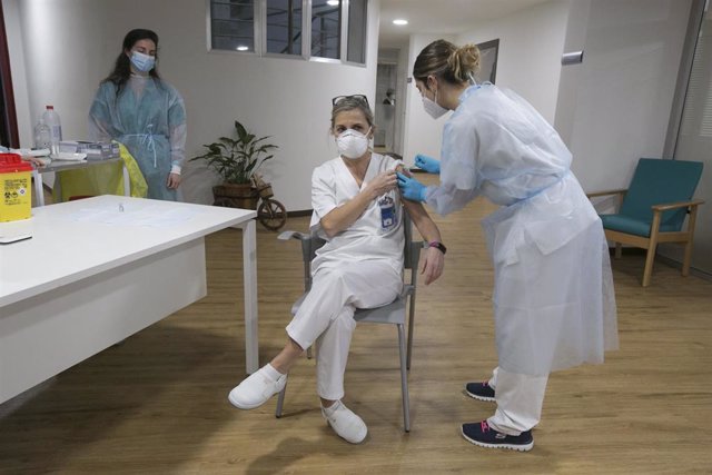 Una técnico auxiliar de cuidados de la residencia, Socorro Mancebo recibie la segunda dosis de la vacuna Pfizer-BioNTech contra el coronavirus en el Centro Polivalente de Recursos Residencia Mixta de Gijón, el mismo en el que se inició la vacunación en As