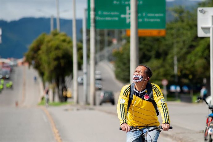 Un hombre con mascarilla en bicicleta en Colombia