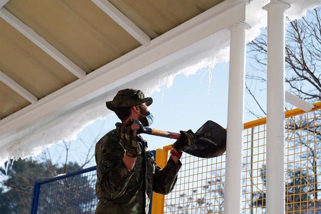 Un militar de la Unidad Militar de Emergencias (UME) colabora en la retirada de nieve y hielo.