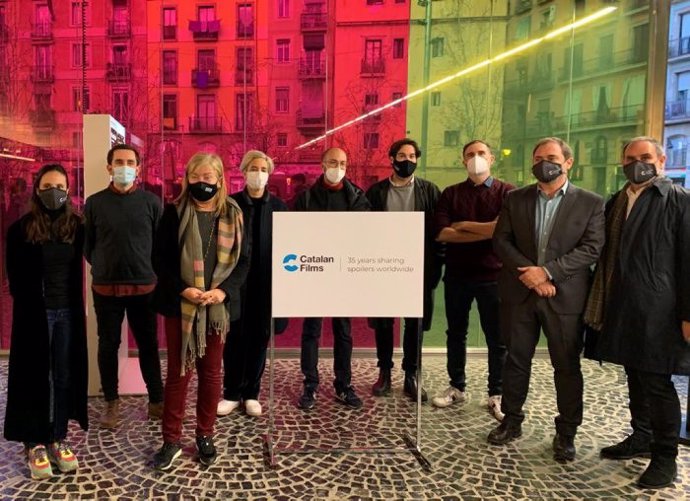 La consellera de Cultura, ngels Ponsa, amb els seleccionats al programa Shortcat, amb la nova imatge de Catalan Films