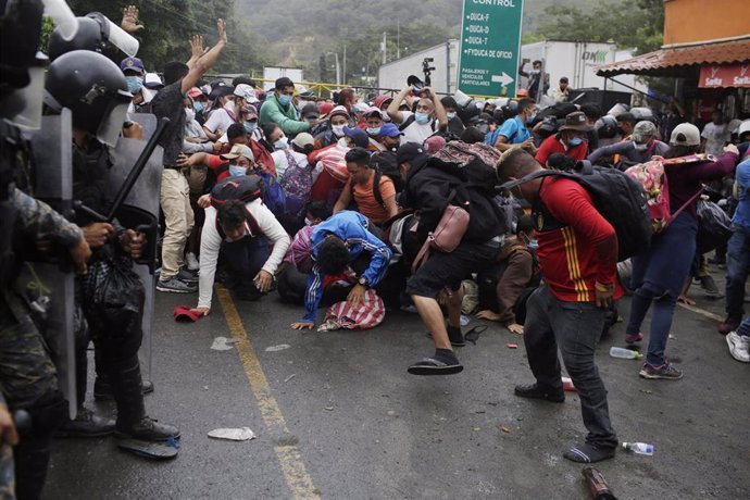 Enfrentamiento entre los cuerpos de seguridad de Guatemala y la caravana de migrantes  hondureños en su entrada al país.