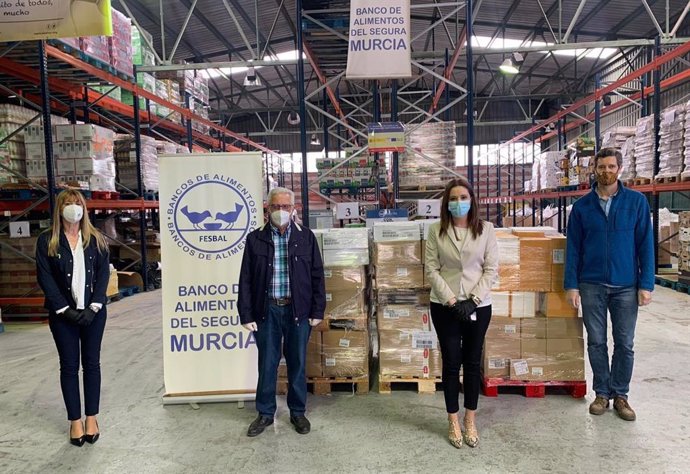 El Banco de Alimentos del Segura en Murcia recibe una entrega por parte de Ana Belén Martínez, Directora regional de Relaciones Externas de Mercadona.