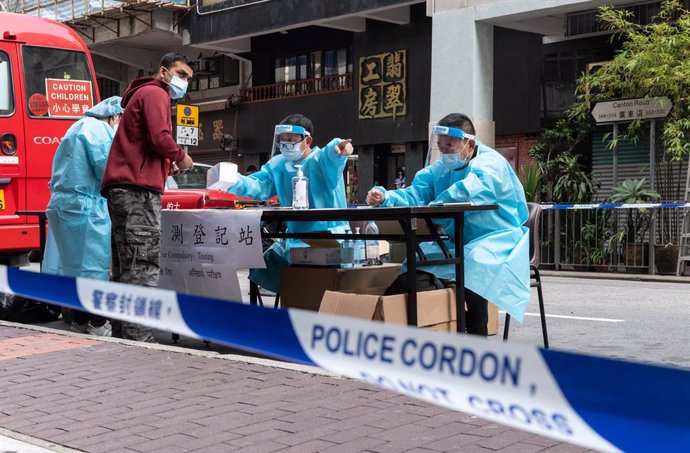 Las autoridades de Hong Kong han decretado pruebas obligatorias de coronavirus para miles de residentes de varios bloques de edificios en toda la ciudad.